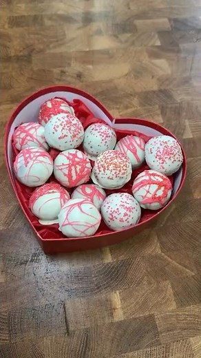 Red Velvet Cake Pops For Valentine’s Day 💝 ‪@missbakersbites‬