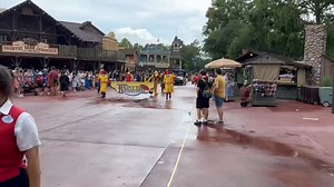 The Festival of Fantasy Parade has been canceled due to weather conditions ☔️⚡️ And instead they're doing a special RAIN PARADE ☔️ They're AWESOME! Their gestures are incredible ❤️ The magic of Disney even in the rain ☔️, parte 1 | Disney World Packages -Orlando Florida