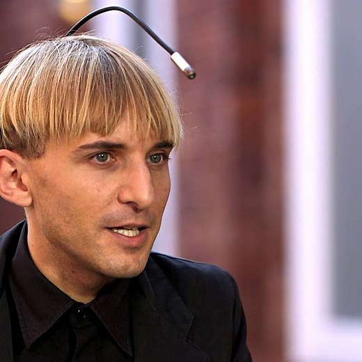 Neil Harbisson is the world's first officially recognized cyborg. The antenna implanted in his head helps the artist overcome a specific disability. | DW Stories