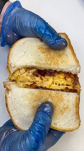 Bacon Mac & Cheese Grilled Cheese Sandwich! 🤤🥪🧀🥓 #cheese #sandwich #bacon #macncheese #macandcheese | Foody Fetish