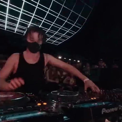 THE SOUND DIDN’T ENTER — IT REPLACED