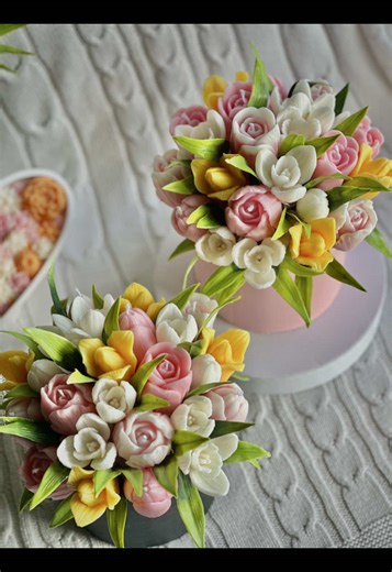 🌷Лека-полека започва да се усеща пролетно. Усещате ли го? С началото на тази година чувствам голям заряд да творя нови и свежи неща. Затова ви представям поредното си ново букетче с лалета. #лале #букет #красиво #bouquet