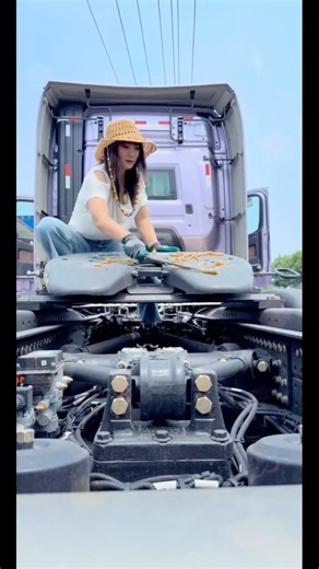 Nữ tài xế China xinh đẹp cho đầu kéo lắp mooc chuẩn bị chuyến hàng đường dài #truckdriver #trucking
