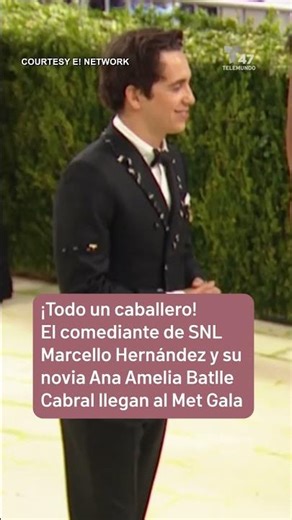 El comediante de SNL Marcello Hernández llega al Met Gala muy bien acompañado | Telemundo 47