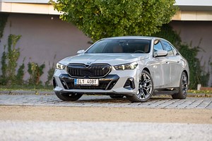 BMW i5 Looks Stylish In Brooklyn Grey With Black Accents