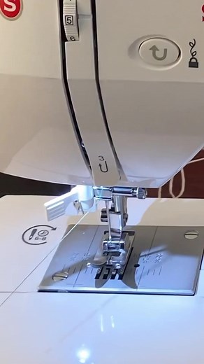 Auto-needle threader in Singer sewing machine 6180 | How to use brilliance 6180 #shorts #fyp #tutorial | Siddiqua's corner