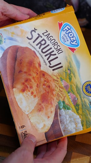 Struklji aus dem Mix Markt – außen knusprig, innen pikant und super aromatisch 😍🔥 Mit Butter-Schmalz bestrichen und bei 225 °C goldbraun gebacken. Die Füllung aus würzigem Frischkäse macht sie einfach unschlagbar 🤤 Unbedingt probieren – richtig lecker! 🛒💥 #MixMarkt #Struklji #FoodLove #BalkanFood #Lecker #Ofenliebe #SchnellUndEinfach | Mix-Markt