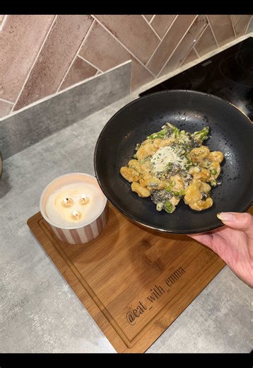 January Reset Recipes ✨ this is one of my faves Creamy Crispy Gnocchi what's even better is it's one pan 😍🙌 Also how beautiful is my @Deer & Oak chopping board they kindly sent me this personalised one and I've been loving it 🔥 use eat_with_emmma15 for a 15% discount at checkout 😍 You'll need: 🥦 1 pack of gnocchi 🥦 veg of choice I went for broccoli and peas 🥦 2tbs of crème fresh & 100ml of chicken (or veggie) stock 🥦 2 crushed garlic cloves 🥦 I used about 25g of blue cheese but any chee