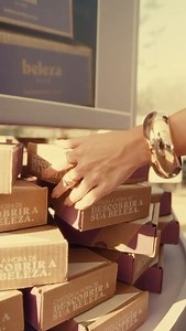 Cabelo pronto para brilhar no aniversário da @belezanaweb Passei na cabine de finalização da @lorealpro_education_brasil e saí com uma trança linda! Antes do penteado, usamos o Gloss Shine Serum da linha Vitamino Color Spectrum que garante brilho intenso por até 10 lavagens, é antidesbotamento, antifrizz e antiumidade. Perfeito pros fios ficarem iluminados e a cor protegida por muito mais tempo. E todos os produtos que usei estão disponíveis no site e app da Beleza na Web, que está com desconto 