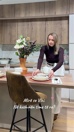 Sa mirë do ishte të ishte kuzhina ime e re 😅, por kësaj here do kënaqem vetëm me organizimin e sirtarëve 🥰! Në @megatek.official gjeta gjithcka që më duhet për organizimin! Mendoj se një shtëpi e organizuar, me sa më pak gjëra, duket më bukur dhe mbahet më lehtë! Po ju a i bëni këto pastrimet me themel sa vjen pranvera? Në fakt nuk të rrihet se ai dielli i bukur sikur të thërret të lash e të pastrosh cdo gjë 🥰! Shihemi në videon 2 për të vendosur gjithcka bukur 🥰 #fyp #adisaskitchen