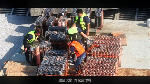 本和影像 on Instagram: "震撼預警！杜拜級水舞首現蓮池潭！2026 最狂光影盛宴即將引爆💥 高雄的朋友準備好了嗎？這不是普通的表演，這是一場挑戰視覺極限的史詩級大秀！🌊✨ 為慶祝 【左營太子宮 入火安座大典】，我們將左營蓮池潭變身為國際級展演舞台！ 🔥 三大亮點，一次滿足視覺渴望： 1. 杜拜等級水舞神蹟 ⛲️ o 首度引進！ 採用與杜拜水舞同等級的頂尖設備，首次降臨蓮池潭！ o 高壓噴泉與雷射光束交織，水的柔美與科技的張力完美結合，這不是水舞，是水上的靈魂獨舞！ 2. 無人機星空列陣 🛸 o 數百架無人機精準編隊，在夜空中曼妙飛舞，排列出神聖莊嚴與現代科技兼具的圖騰。 3. 張力十足煙火秀 🎆 o 璀璨火花炸裂星空，與湖面倒影相互輝映，震撼聲光將氣氛推向最高潮！ 🗓 【史詩級首演・錯過不再】 • 時間： 2026年2月14日 (情人節浪漫鉅獻) • 地點： 左營蓮池潭 💡 看不夠？水舞加碼場來了！ 意猶未盡的朋友，水舞秀將移師至 左營洲仔清水宮前廣場 續演！ • 日期： 2/17 (二) ～ 2/22 (日) • 時間： 每日 19:00 - 21:00 