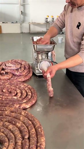 Integrated meat grinding and stuffing process for sausage making