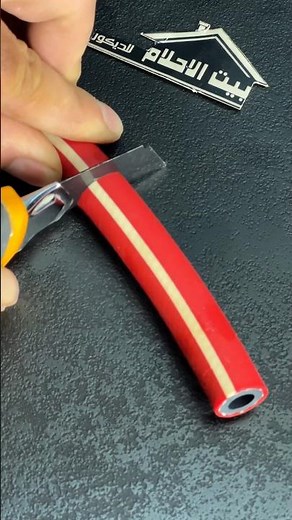 ‏"Creative way to turn a plastic hose into a water pipe clamp"