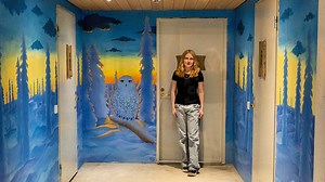 Kakslauttanen Arctic Resort is delighted to welcome the talented young Finnish artist Senni Rantala again this year to create another painting in our Art Gallery! 🎨 Senni is the granddaughter of the famous Orthodox artist Helena Törmälä, a dear friend of our founder Mr. Jussi Eiramo for over 30 years. Now, the bond between art and friendship continues into the next generation. Senni’s beautiful artwork captures the breathtaking moment when the first rays of sunlight break through the long Polar