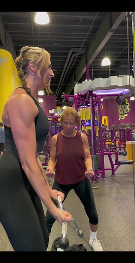 GigaGirls show Sigmama how to get GigaGains @65_strong @paryssbryanne #workout #gigachad #sigmagrindset