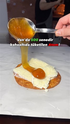 Fatih Sarp | Van’ın sabahlarını anlamlı kılan, dedelerimizin nenelerimizin kahvaltı sofralarının vazgeçilmezi: Van çöreği, bal ve kaymak… Gelenekten... | Instagram
