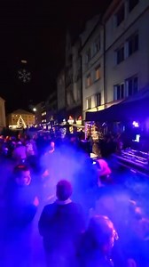 🎄✨ X-MAS PARTY – Das große Finale der Bregenzer Weihnacht ✨🎶 Am 23. Dezember feiern wir die große X-MAS PARTY auf dem Platz vor dem Rathaus – mit DJ F.A.B, einer beeindruckenden Lichtshow von Can Nuri & bester Stimmung bis 22 Uhr! Kommt mit euren Liebsten vorbei und lasst uns gemeinsam in die Weihnachtsfeiertage tanzen! ✨❤️ 📸 @bregenzvideos #bregenzerweihnacht #xmasparty #weihnachtsmarkt #visitbregenz #djfab #cannuri | Visitbregenz