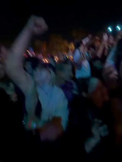 Reneé Rapp viendo el set de Justin Bieber en Coachella!