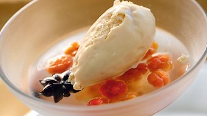 Hjortron i botrytisgelé med karamellglass och palmierkakor