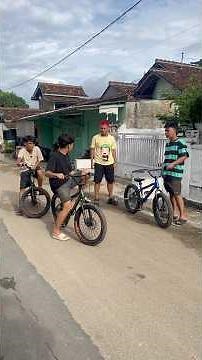 Siapa nih yg dulu belajar naik sepeda pake roda bantu ⁉️#short #lucu #komedi
