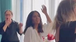 Salma Hayek, la danse endiablée et le peignoir qui s'entrouvre devant ses 24 millions de followers
