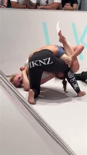Ffion Davies taps out Mackenzie Dern #bjj #bjjtechniques #bjjlifestyle #jiujitsuarchives