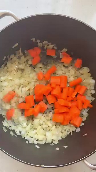 Learn how to make this authentic healthy Lebanese Crushed Lentil Soup in 30 minutes! Made with simple pantry ingredients, it’s vegan, hearty and so filling 🥣 | Feel Good Foodie