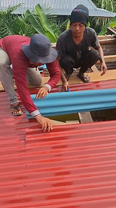 teaching novice craftsmen how to install zinc correctly... How to install a zinc roof correctly, a senior craftsman teaches novice craftsmen how to install zinc correctly, so that the zinc installation is neat and does not leak when it is watered by rainwater. Hopefully this method is useful for novice craftsmen. #ZincRoofInstallation #Craftsmanship101 #LearnFromThePros #RoofingTips #NoviceToExpert | Happy series