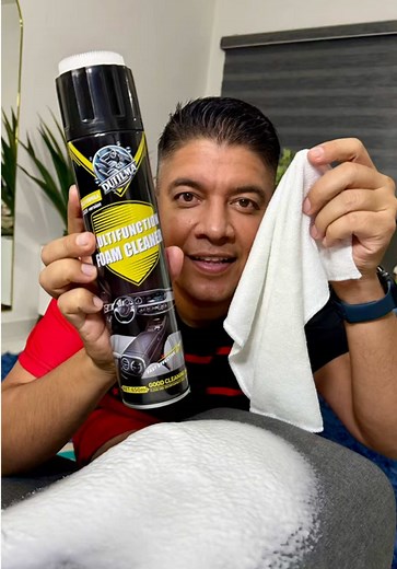 Espuma de limpieza multiusos en acción