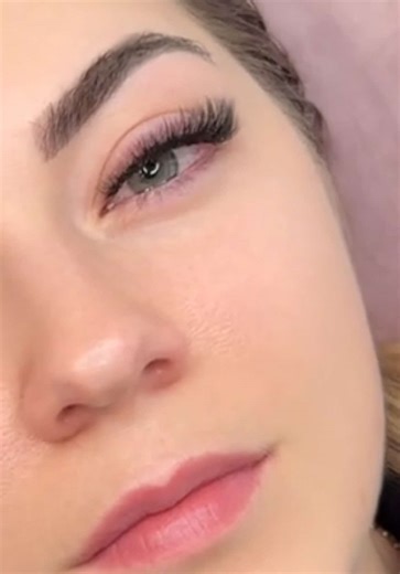 Lashes on fleek ✨ Un regard ouvert, structuré, tout en douceur. Volume maîtrisé, lignes propres, équilibre du regard avant tout. 📚 Formation extensions de cils On y parle bases solides, compréhension des yeux, choix des courbures, des longueurs, et adaptation à chaque cliente. 📩 Places limitées Infos et réservations en message privé 💬