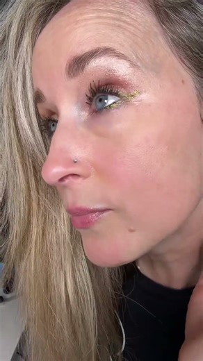 This color-shifting eyeliner is not one shade 👀 Blue → green → gold depending on the light and it