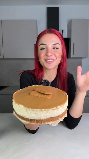 Lotus Cheesecake ohne backen, mit nur5 Zutaten 🥰Zutaten: 200gr Lotuskekse, 100gr Butter, 175gr Frischkäse, 250ml Sahne, 2große EL Lotuscreme für die Cheesecakecreme und zusätzlich Lotuscreme für on Top. Wer es süßer mag, sollte noch 1-2EL Puderzucker dazugeben, aber ihr könnt euch ja geschmacklich einfach rantesten, ich gib es zum Beispiel nicht dazu.Ich hab hier eine kleine Form mit 20cm.Das ganze muss für mindestens 2-3 Stunden im Kühlschrank ziehen.#food #foodie #foodporn #instafood #foodpho