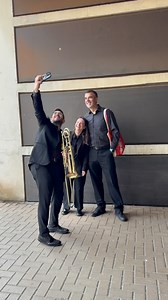 No és estrany divertir-se tant amb la Banda... 😂🙈 Pròximament: noves fotos dels músics! 😎 | L'Auditori