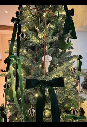 When table decorating turned into tree decorating… green is the new red 🎄 #thetableclub #letshost #festiveseason