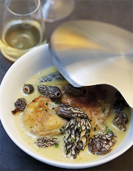 Poularde aux morilles et au vin jaune pour 8 personnes - Recettes - Elle à Table