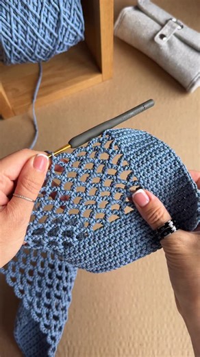 Диана Behet • мастер-классы • вязаные сумки on Instagram: "Мастер-класс «Vivien» #behet_vivien можно: ✅ купить на моем сайте behet.ru с вечным доступом за 1500₽ (субтитры на 15 языках), ✅ смотреть на boosty.to/behet.handmade в подписке «Сетки и мотивы» всего за 400₽ в месяц! В подписку входят уже 17 разных видео мастер-классов. Подписывайтесь ⭐️. Если нужна моя помощь, напишите мне в директ 👋🏻.. 🌀Сумка связана из шнура @moscow_cord. У меня цвет «серебро». Переходи ко мне в телеграм, чтобы узн