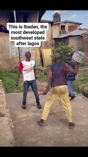 This is the great Oyo state Ibadan, Ibadan is the second developed state in south west after Lagos, though with a lot of brown roofs and pitiable environment......... Mr abiola olaniyi and his friend. Drunk and wanted to fight. Just checkout the environment and see how everyone is so happy watching. | Obiajunwa D. Obinna