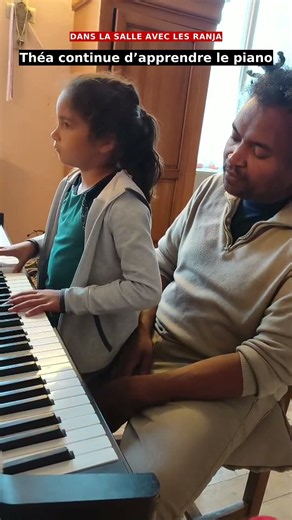 Théa apprend « Et bam » au piano 🎹