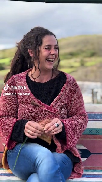 A EXPECTATIVA: um vídeo sobre o curso de design em Permacultura. A REALIDADE: uma compilação dos melhores bloopers das gravações. 🎬 Nem sempre as coisas saem como planeado! E nós adoramos estes momentos 😂 E porque nada se perde, tudo se transforma decidimos partilhar estes momentos engraçados com vocês 🌱 #bloopers #permaculturaportugal #engraçado #permaculturanapratica