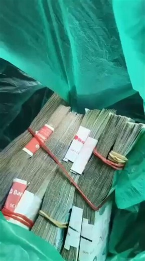 Es mi deber como ciudadano DENUNCIAR PÚBLICAMENTE ante @FiscaliaCol como este Gobierno en la @infopresidencia vienen utilizando al pueblo para llegar al poder a realizar sus actos ilegales y ha llenarse los bolsillos de dinero producto de la corrupción.De manera descarada en la Presidencia están utilizando los escotas y vehículos de la @UNPColombia para transportar grandes sumas de dinero 💴 💰y para recibir los encargos de pagos de coimas y contratos.Inclusive han pedido las cuentas bancarias d