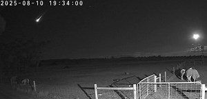 ‘Meteor’ crashes to earth with loud bang & leaves houses shaking in Australia