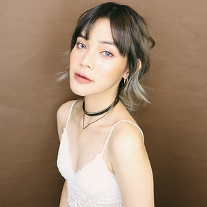 💟คลิปนี้คุณสอนเทคนิคกรีด Liner เทพเทพ✨ ปลายหางสวยคม เส้นไลเนอร์มีองศาเอียงสองข้างเท่ากันถึง 97%😂 อะไรมั่นขนาดนั้น แค่มีตัวช่วยเล็กน้อย คือแปรง ZOEVA 315/ fine liner ที่คุณค้นพบว่า .. . แปรง(พู่กัน)หัวหักอันนี้ เขียนเส้นไลเนอร์ได้งดงามมาก 💗 (เอ๊ะ ! รู้สึกคนเดียวหรือป่าววะ ไม่รู้ ลูกเพจต้องร่วมพิสูจน์ไปด้วยกันนะฮะ 5555 ) ps. แปรงพวกนี้จะใช้คู่กับ gel liner . ⭐️อุปกรณ์⭐️ 1) zoeva 315/fine liner 2) sho mineral white complex serum 3) srichand liluminescence #sc10 4) covermark moisture veil LX 5) m