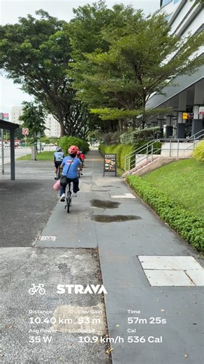 Dads can bike on Instagram: "Final family ride for 2025. Bringing four kids out is almost our own peloton 😂 Some things I’ve learnt in planning family rides: 1. When choosing bikes for kids, consider the weight and size. For my 7yo, I got a 16 inch light weight bike for less than 9kg. For my older girl, I got a 14 inch foldie than is less than 10kg. It helps them with the handling of the bike, get them something they can lift off the floor if it falls over. 3 of my four kid bikes are from @deca