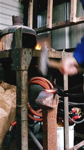 Hand forging knife out of leaf spring #fyp