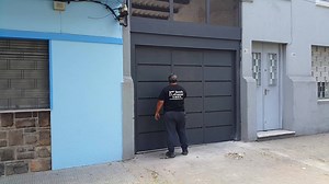 497 reactions · 79 shares | Porton Basculante . Hierro y Chapa Plegada . Calibre ( 16 ). Puerta peatonal . Parte fija : cajon completo en chapa de 2 mm Hierro y metal desplegado . 2.90 metros de ancho x 3.60 metros de altura . Manual . Barrio : Goes . | Lafranconi " Herreria " | Facebook