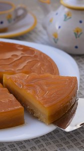 Tarta de almendras con 2 texturas ¡deliciosa! Ingredientes: Para el caramelo: 200 gr de azúcar 100 ml de agua Unas gotas de zumo de limón Para la tarta: 4 huevos 285 gr de azúcar 85 gr de almendras crudas molidas 80 gr de galletas maría 400 ml de agua Molde apto para horno NO desmoldable | Y hoy qué comemos