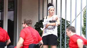 833K views · 8.2K reactions | Přestrojili jsme špičkové paralympioniky za stěhováky! Domluvili jsme stěhovací firmu a poslali ke klientům kluky na vozíku. Jejich předákem jsme udělali kolegu vysokého 135cm. Jak na to lidé reagovali? Všechno jsme natočili na skryté kamery! A co jsme tím chtěli říct? Podívejte se na toto video! Dejte palec nahoru, sdílejte to! Díky moc! Tady to máte.. www.cestazasnem.cz | Cesta za snem | Facebook