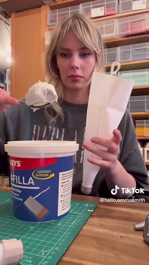 🍪📦 Come make Gingerbread Houses out of cardboard with me! Iko Iko’s Christmas Window is HERE! A magical wonderland with our little mice friends 🐭🍭🍫🍬 @ikoiko_nz #smallbusiness #handmadecraft #gingerbreadhousechallenge #icingonthecake #icing #fakecake #shoplocal #christmascountdown