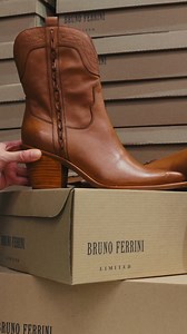 En Bruno Ferrini, cada par nace del mejor cuero y manos expertas. Calidad real, diseño que perdura. 👞 | BRUNO FERRINI
