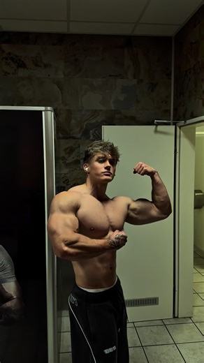 Sandro | Pec bounce of doom #pecs #gym #retro #arms #chestday | Instagram